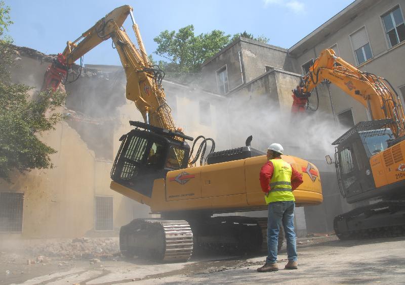 Cagliari, villa abusiva da demolire per far posto alla rotatoria: il Comune manda le ruspe
