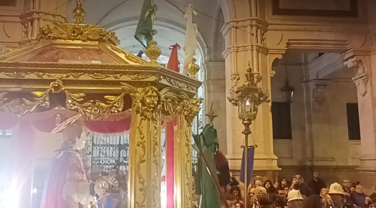 Brividi a Cagliari, Sant’Efisio torna a casa nella notte tra launeddas e migliaia di fedeli
