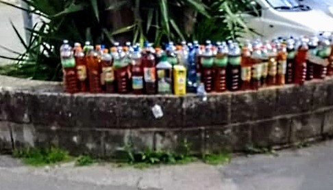 Mistero a Siliqua, bottiglie piene di urina abbandonate nei parcheggi accanto al municipio