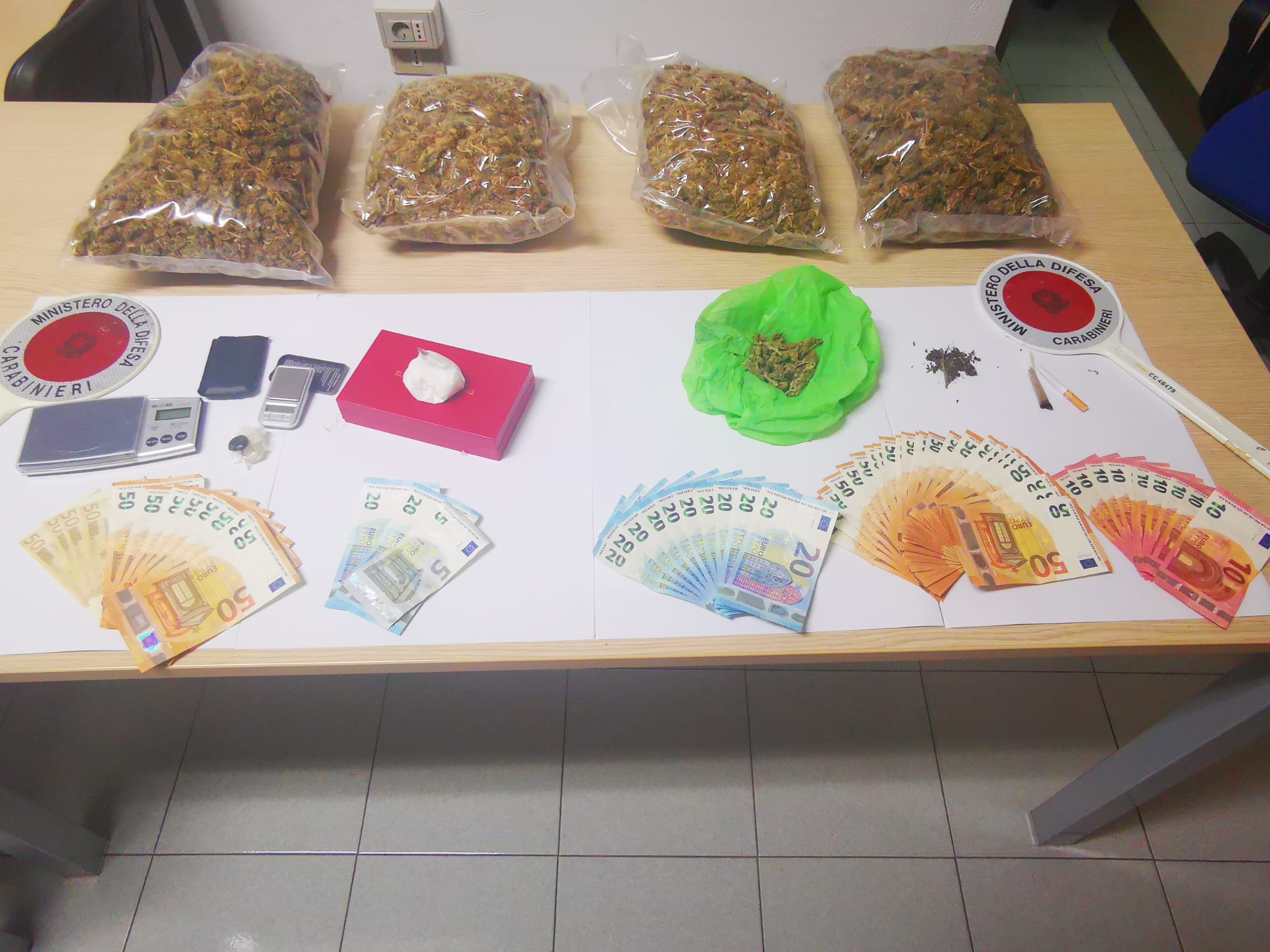 Sfrecciano in auto, nel bagagliaio due chili di marijuana: giovani pusher sardi arrestati