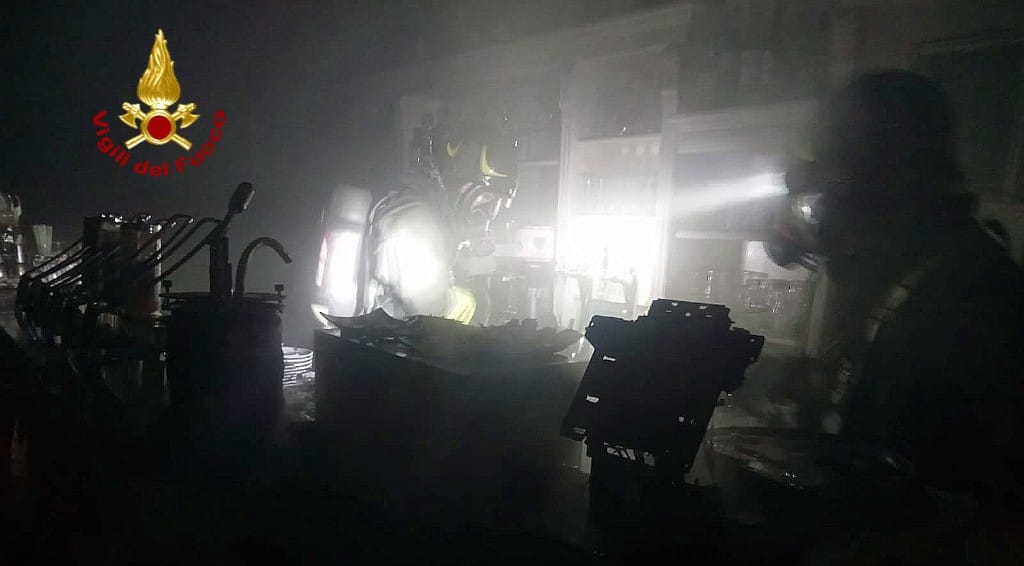 Cagliari, un incendio devasta “La piccola caffetteria” di via Cima
