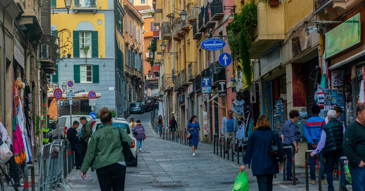 Allarme dei residenti della Marina: “Aggressione nella notte, un ragazzo pestato da 10 persone”