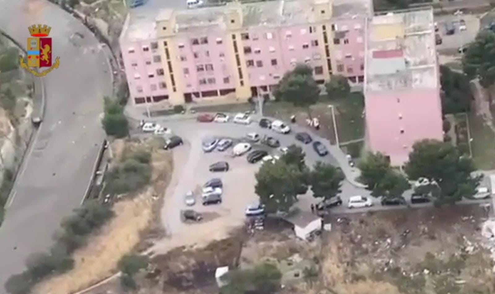 Cagliari, due palazzi e una pizzeria market della droga: fiumi di clienti, soldi e pizze ai pusher