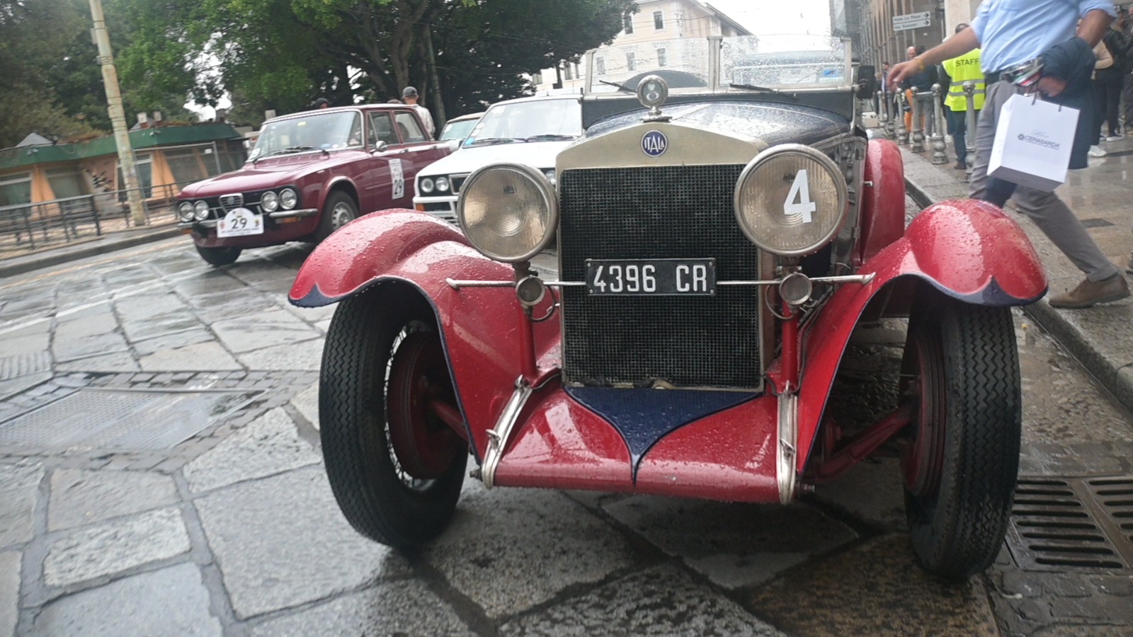 Cagliari, le auto d’epoca in passerella davanti al municipio in via Roma