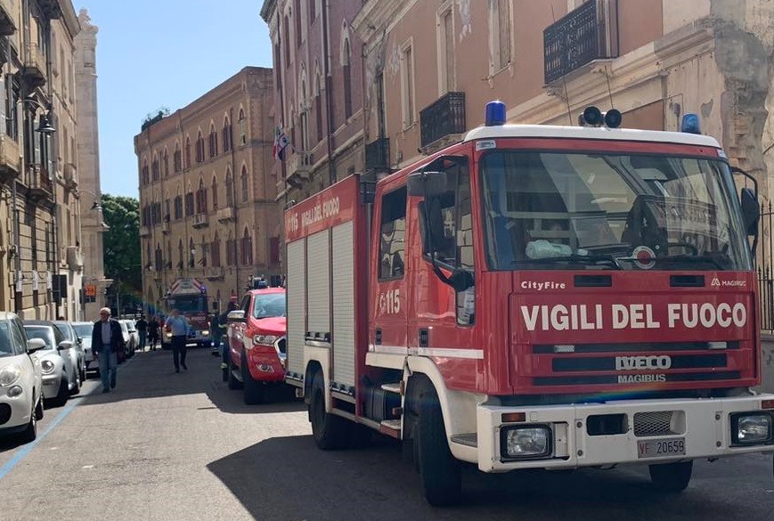 Paura a Cagliari, crollo di calcinacci da un palazzo lesionato in via Angioy: “Nel sottosuolo le terme romane”