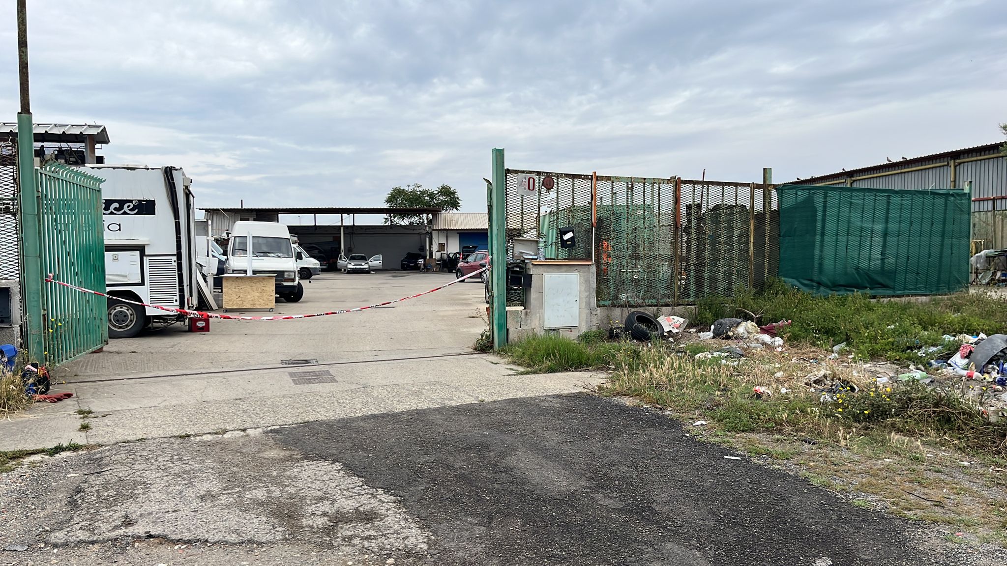 Maxi sgombero in via San Paolo a Cagliari: via abusivi, carcasse d’auto e rifiuti di ogni tipo