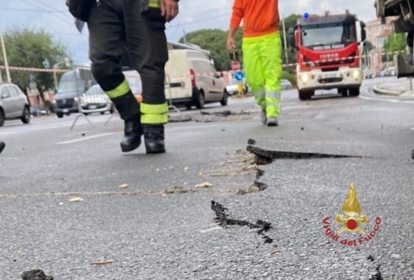 Viale Ciusa, la pioggia provoca una nuova maxi voragine nell’asfalto: in azione i vigili del fuoco