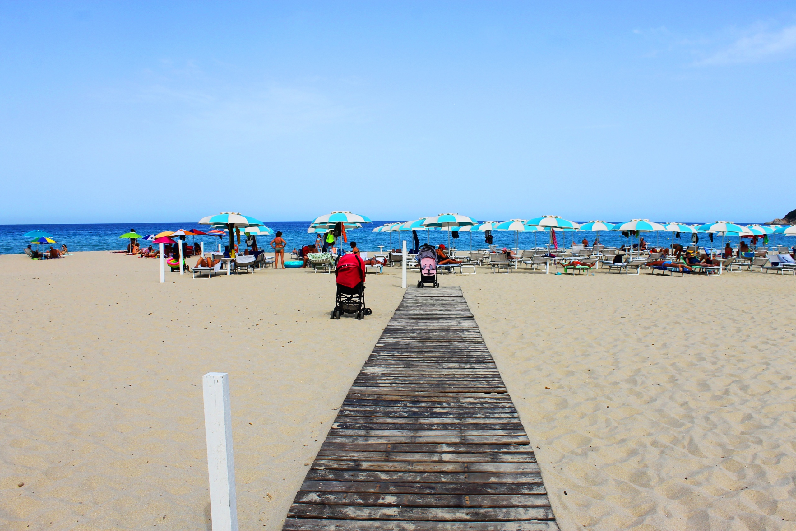 Muravera, sabbia e mare per tutti: un chilometro di passerelle anche per i disabili