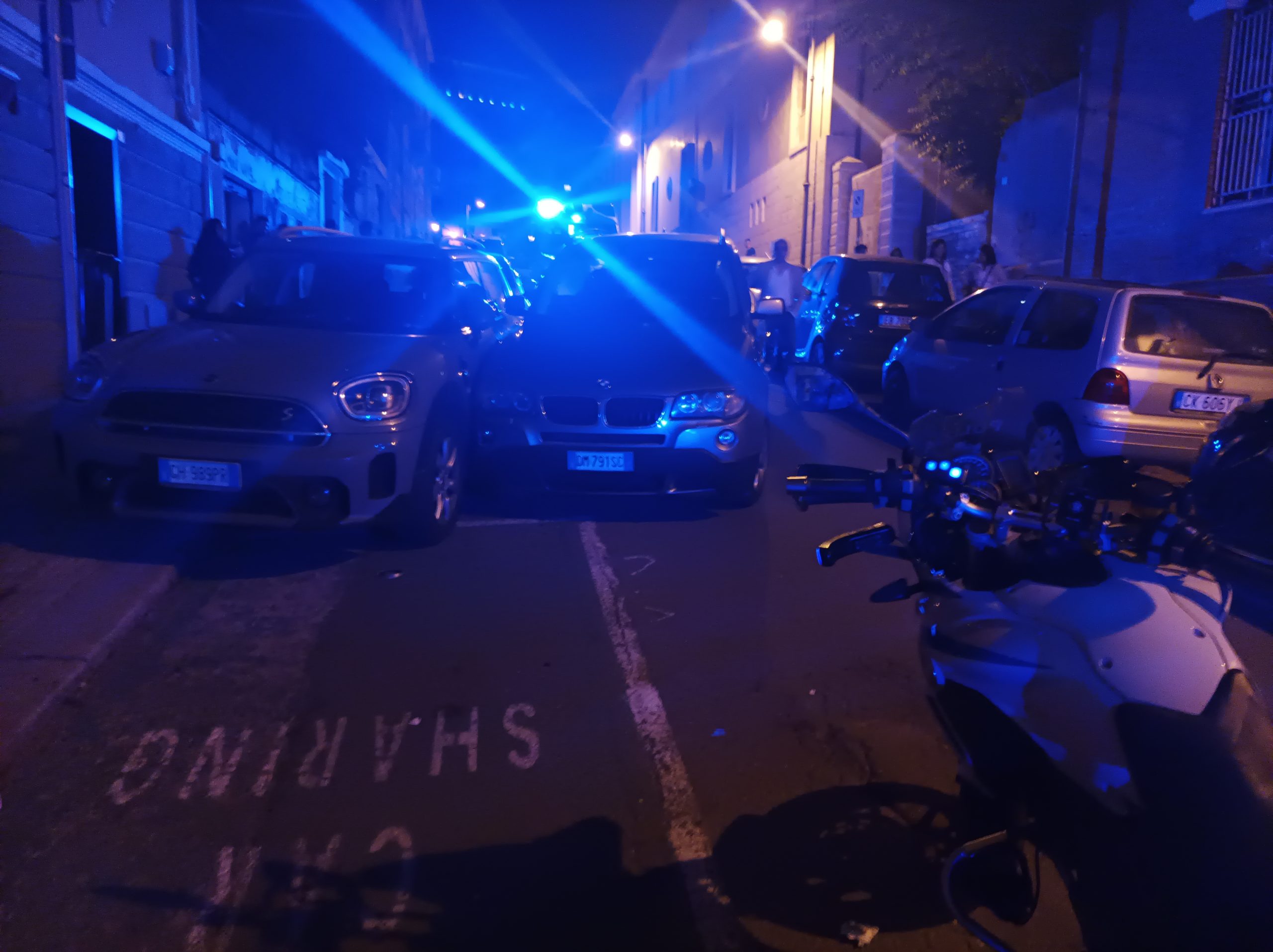 Cagliari, paura in centro: ubriaco sfreccia con la Bmw e si schianta contro 4 auto parcheggiate