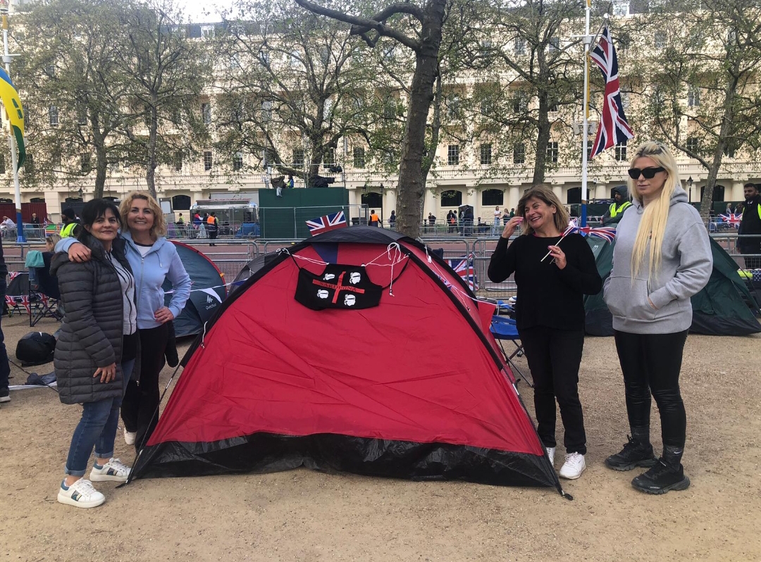 Elena e Trevor con il vessillo dei quattro mori nel giorno dell’incoronazione di Re Carlo III