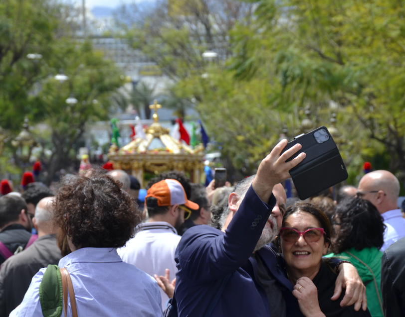 Amarsi a Cagliari, turisti nel giorno più bello: Sant’Efisio e i suoi colori rendono speciale la nostra città