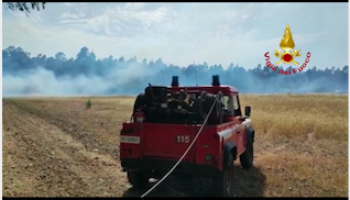 Vasto incendio tra Uta e Macchiareddu, il vento spinge le fiamme verso alcune aziende agricole