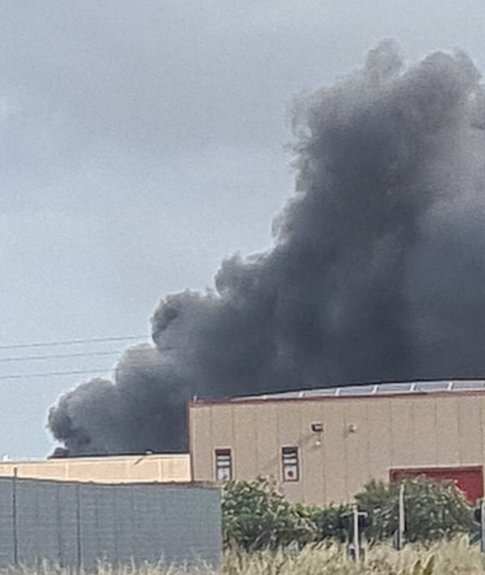 Gigantesco incendio a Oristano nella fabbrica di pellet del neo presidente del Consorzio industriale