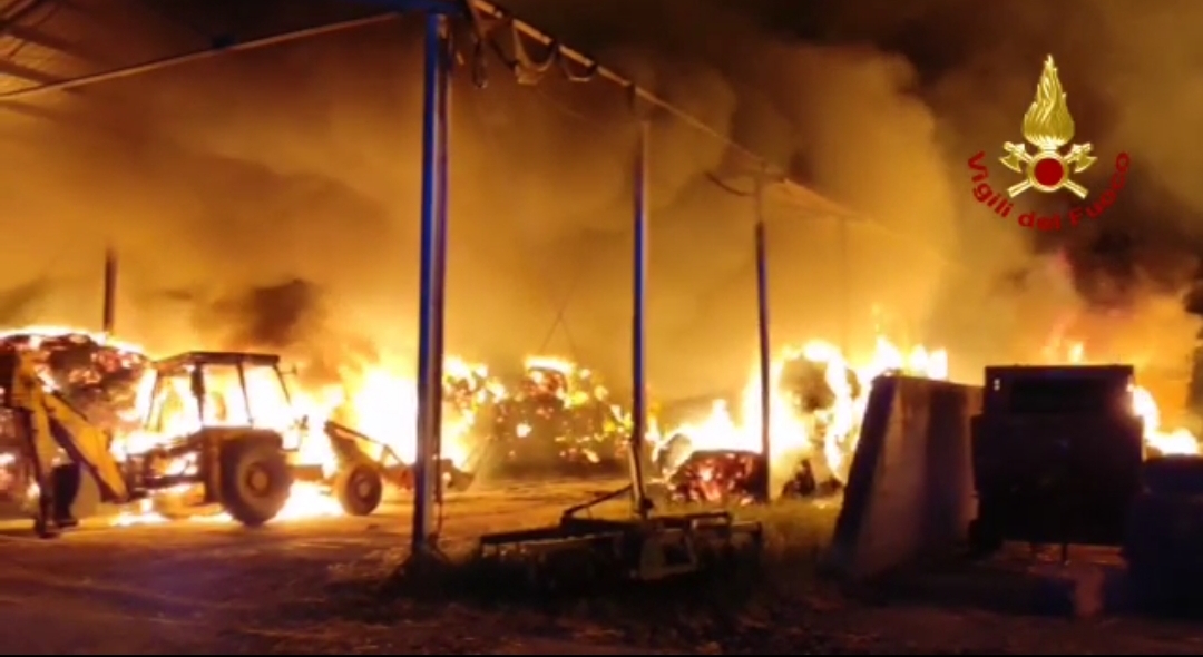 Notte di fuoco a San Giovanni Suergiu, incendio divora fienile e trattori dell’agriturismo L’Agrifoglio