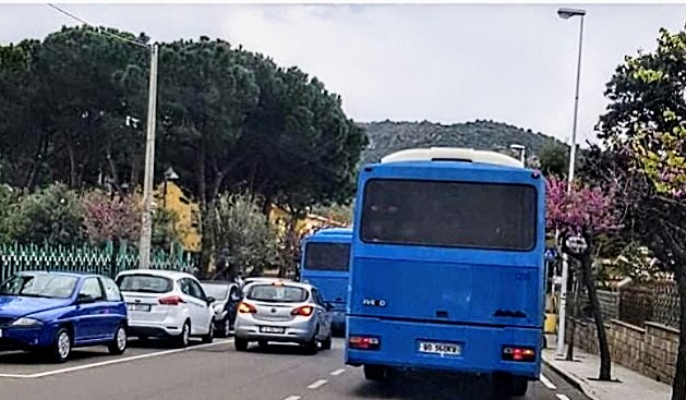 Baby gang in azione sul pullman dell’Arst: “Urla e schiamazzi, una situazione insostenibile”