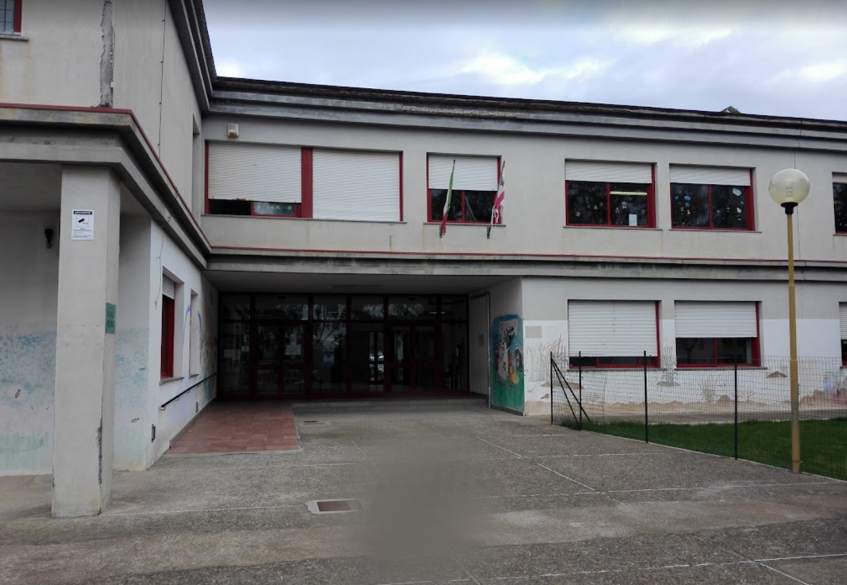 Sinnai, teppisti svuotano gli estintori e danneggiano la scuola di via Caravaggio: “Tutti a casa sino al 2 giugno”