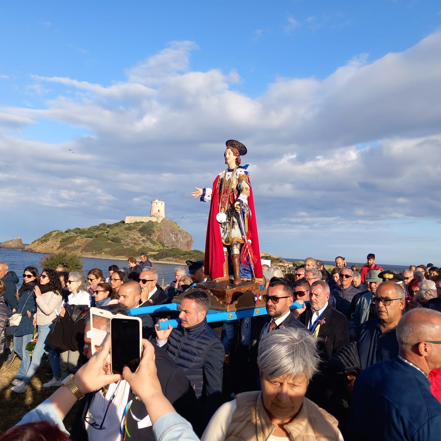 Sant’Efisio sfila a Nora, commozione e preghiere prima del grande ritorno nella sua chiesetta di Cagliari