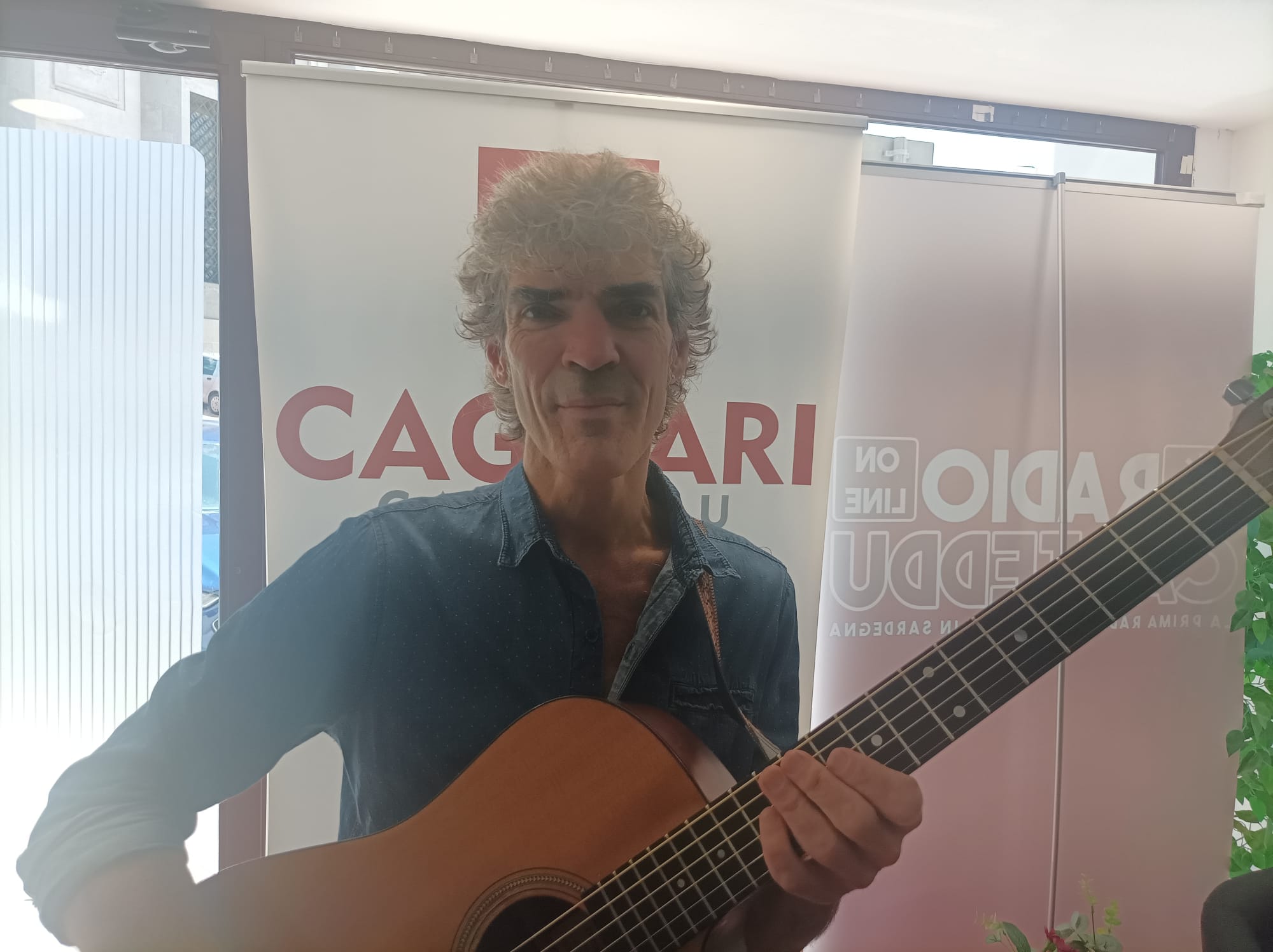 Mark Grace, il cantante col mito di David Bowie conquista Cagliari: “Manovrati da psicopatici, la musica ci salverà”