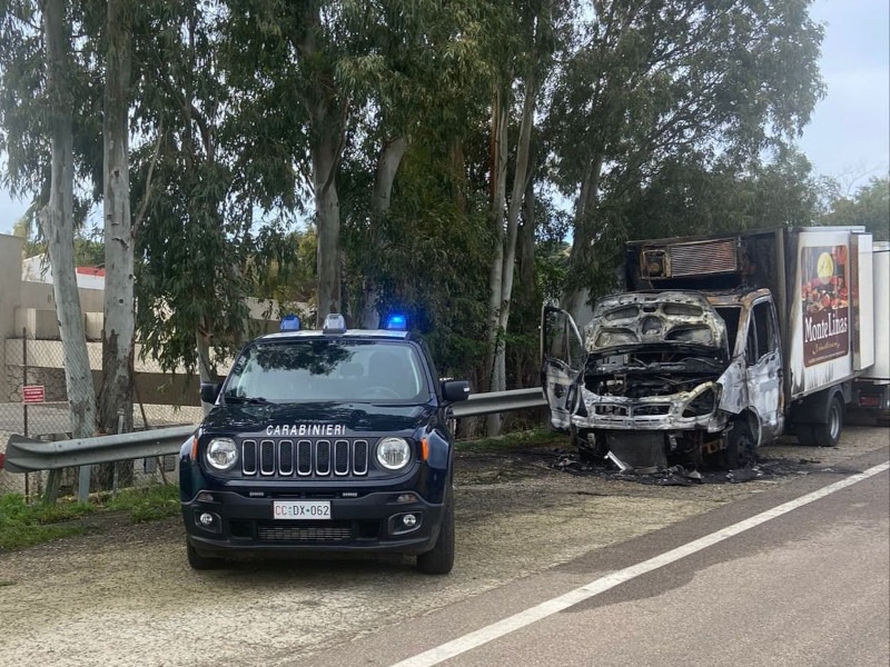 Paura a Villasimius, camion frigo in marcia va in fiamme sulla strada provinciale