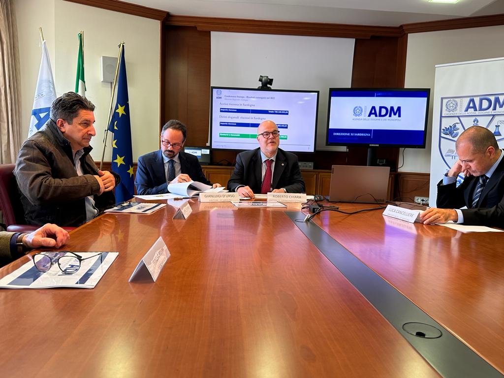 Dai furbetti della sabbia a quelli del pellet, record di sequestri nei porti e aeroporti della Sardegna