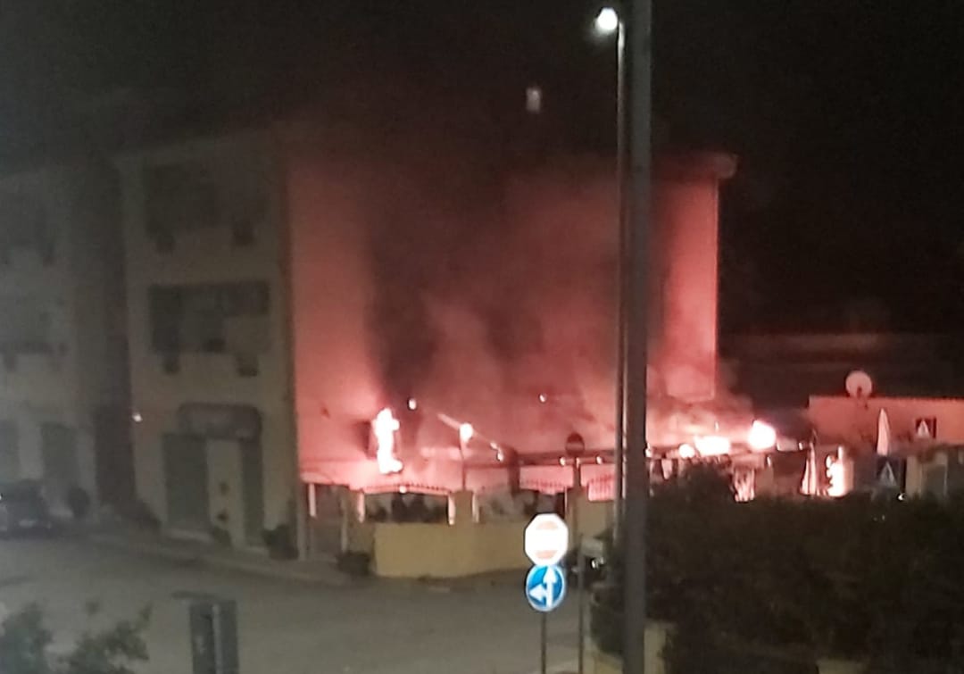 Paura a Cagliari, rogo nella notte in via Serri: distrutta la pizzeria L’Incanto