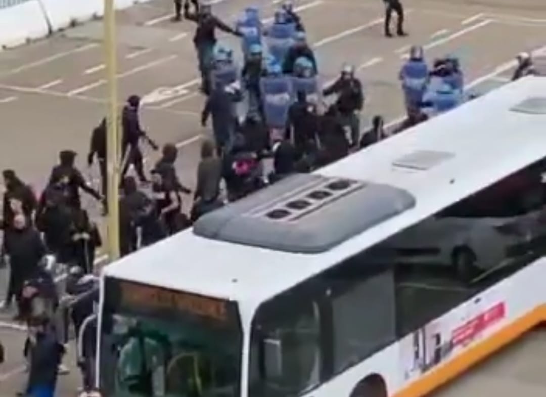 Guerriglia urbana, pietre e fumogeni a Cagliari contro i tifosi del Palermo armati di spranghe