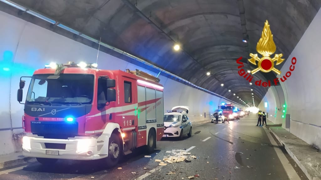 Paura a Quartu, auto si ribalta nella galleria della 554: due feriti in gravi condizioni