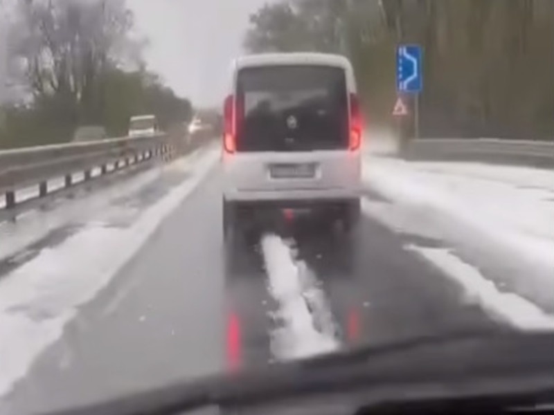 Mezza Sardegna ancora nella morsa del maltempo: impressionanti grandinate, canali esondati e tombini saltati