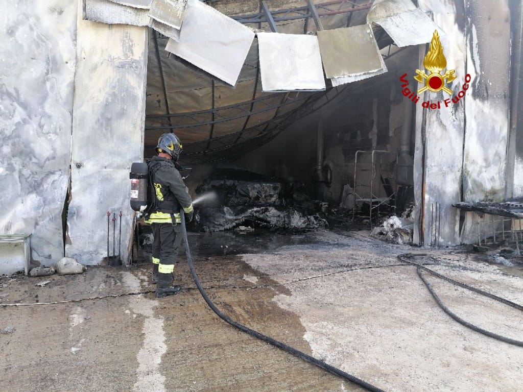 A Quartu va a fuoco il capannone di un’azienda che produce piscine