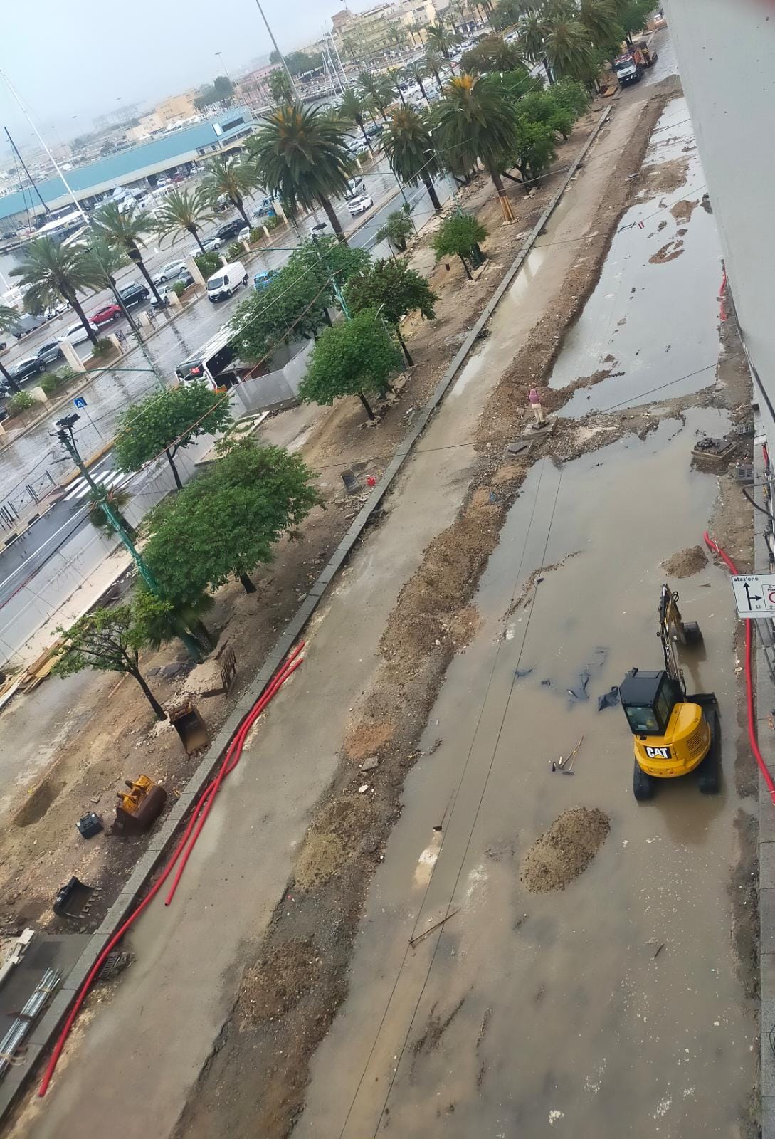 Cagliari, il cantiere di via Roma diventa una piscina di fango: galleggiano pale e scope