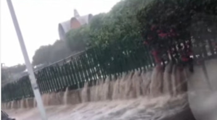 Fiumi d’acqua a Monte Urpinu e pioggia dentro il Comune, il nubifragio sorprende Cagliari