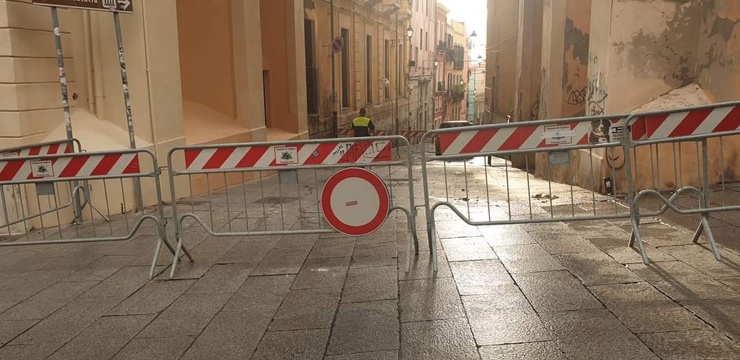 Maltempo a Cagliari, crollano i calcinacci dal portico di Santa Rosalia: chiusa una strada alla Marina
