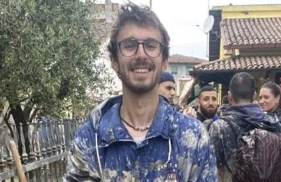 Chiede un permesso di due giorni per aiutare gli alluvionati e viene licenziato