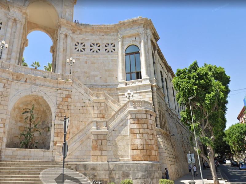 Cagliari, 41enne minaccia di gettarsi dal Bastione: salvato dai carabinieri e ricoverato al Ss. Trinità