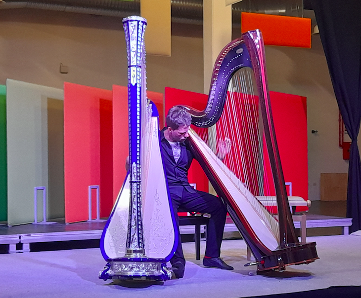 Cagliari, l’arpa di Alexander Boldachev incanta il pubblico a Sa Manifattura
