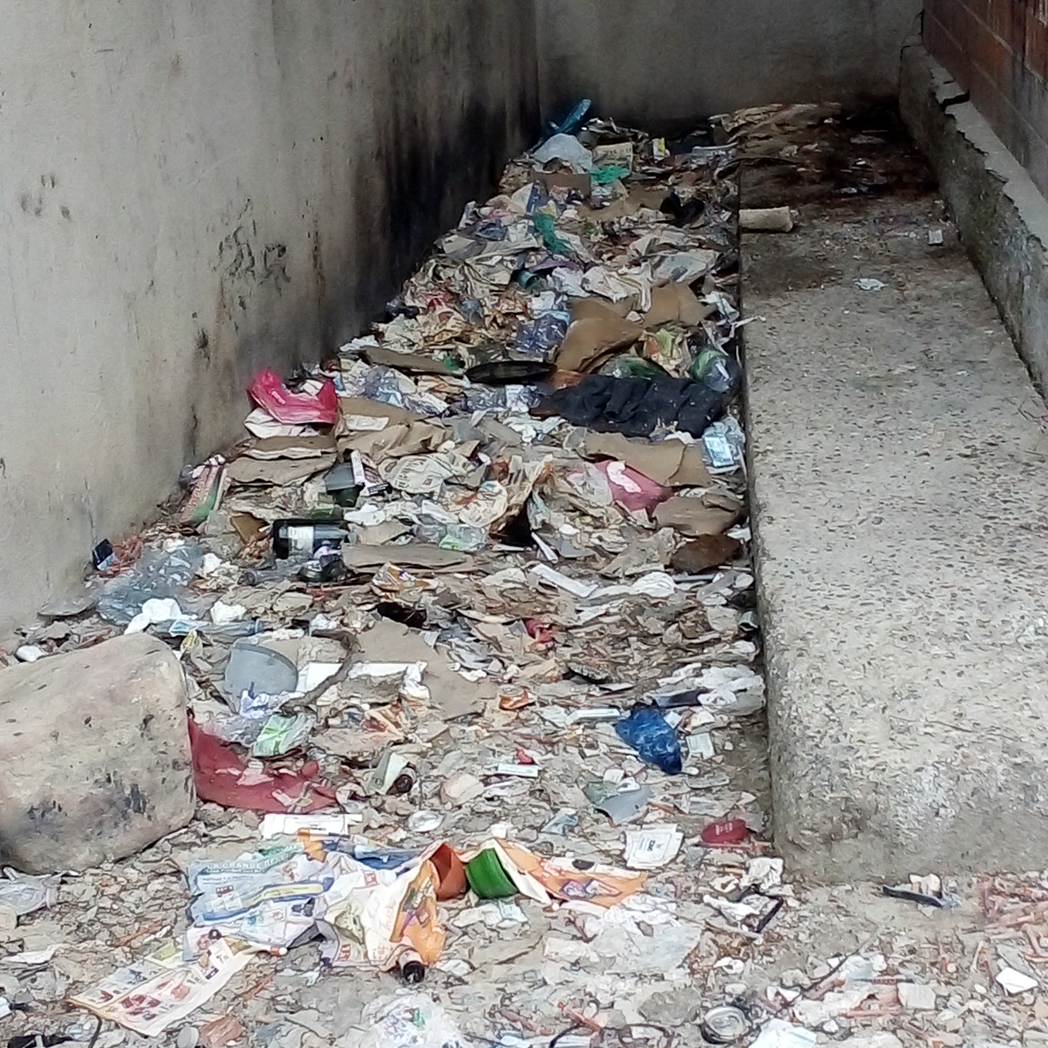 Cagliari, c’è un inferno che non cambia mai: è quello della droga in via Cinquini e Sirai