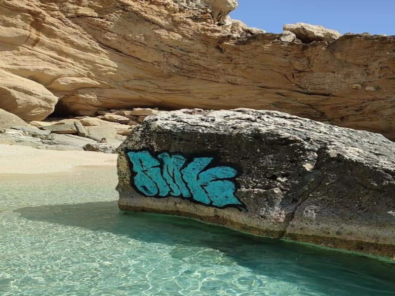 Cala Mariolu, lo sfregio è servito: “Un idiota ha imbrattato con la vernice le rocce”