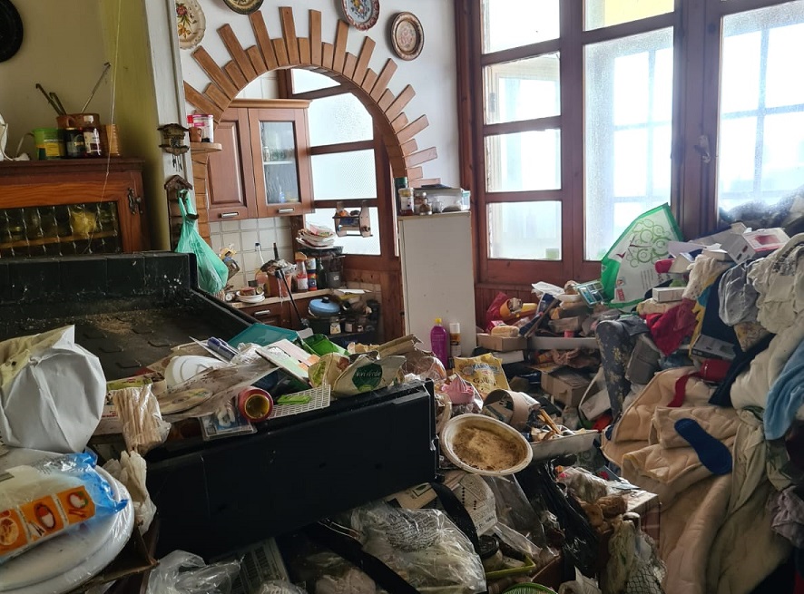 A Cagliari la casa horror nella zona chic: in via Sulis un appartamento invaso da rifiuti, escrementi e ratti