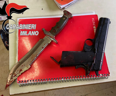 Accoltella la prof a scuola e minaccia i compagni con la pistola, arrestato 16enne