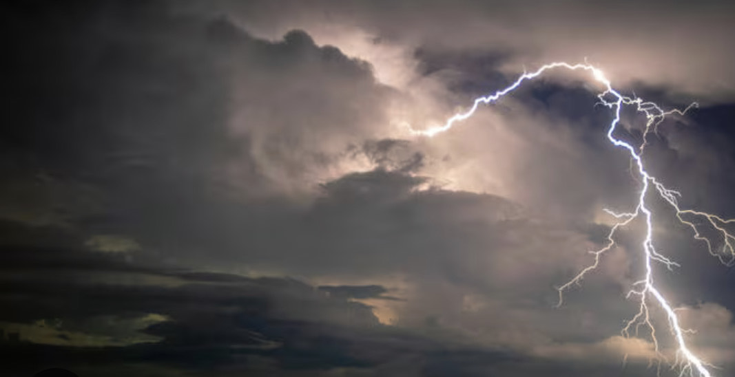 Tragedia in Grecia: giovane turista inglese muore fulminato in mare davanti alla ragazza