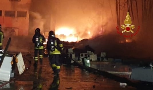 Fuoco e paura nella notte a Quartu: va in fiamme l’ex campo nomadi, super lavoro dei vigili del fuoco