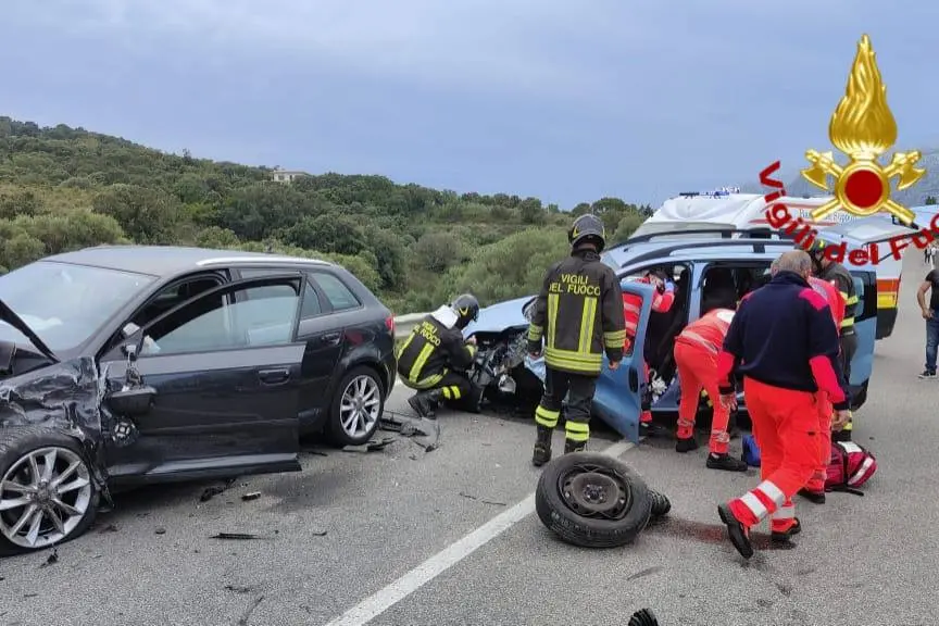 Frontale sulla 125 in Sardegna: 4 feriti estratti dalle lamiere, uno è gravissimo