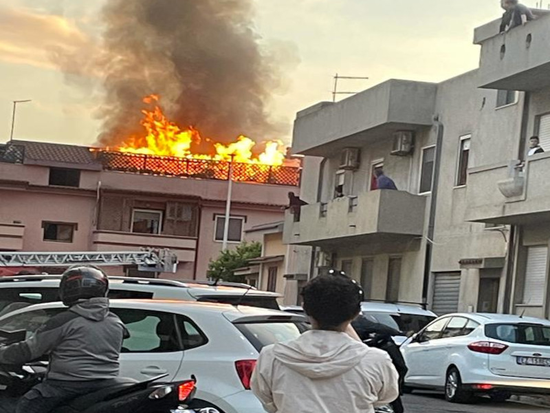 Quartu, grosso incendio in una mansarda di via Praga: nessun ferito solo per miracolo
