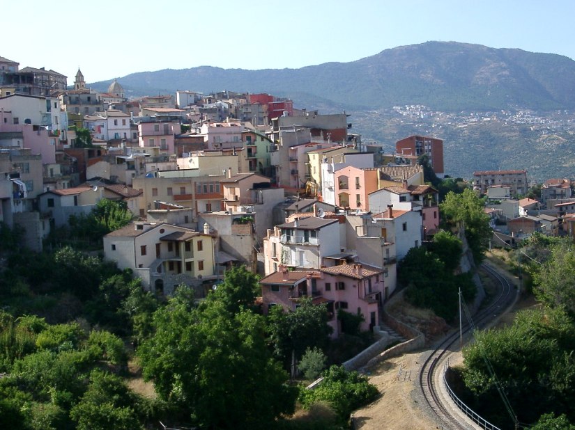 Lanusei, scivola dalle scale e muore sul colpo: paese sotto choc per Antonio Cabiddu