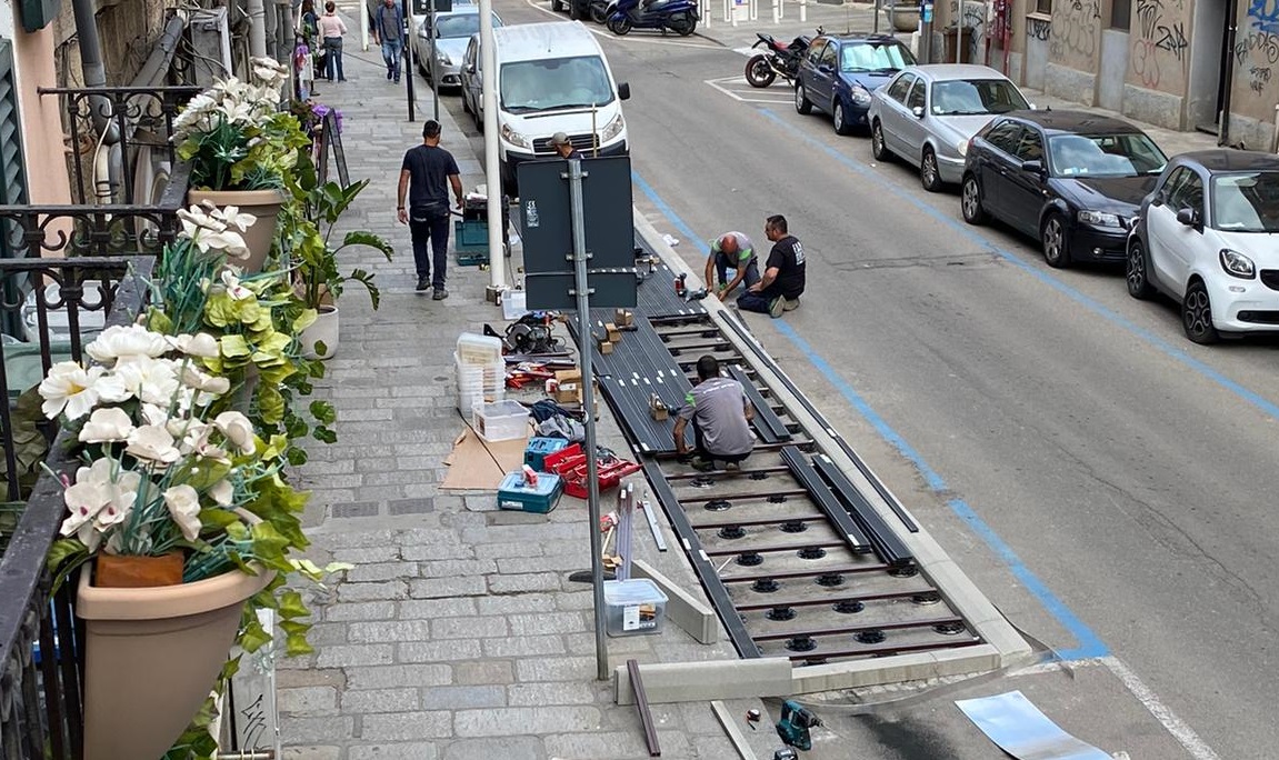 Cagliari, le pedane per la movida sfrattano i parcheggi: residenti in rivolta nel Corso