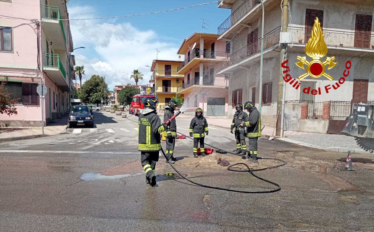 Cardedu invasa dalla puzza di gas, tutta colpa di un tubo tranciato dagli operai