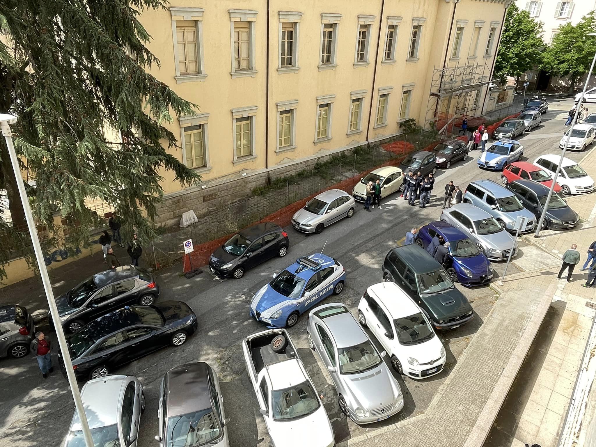 Sparatoria in pieno centro a Nuoro, ferito un agente della Mobile