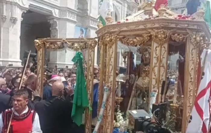 Cagliari, Sant’Efisio accolto dalla folla e da sa ramadura: concerto di sirene al porto (VIDEO)