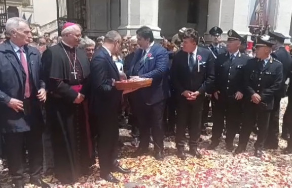 Solinas e Truzzu omaggiano Efisio, il sindaco: “Vicino agli operai di Portovesme, no a chi cerca solo i propri interessi”