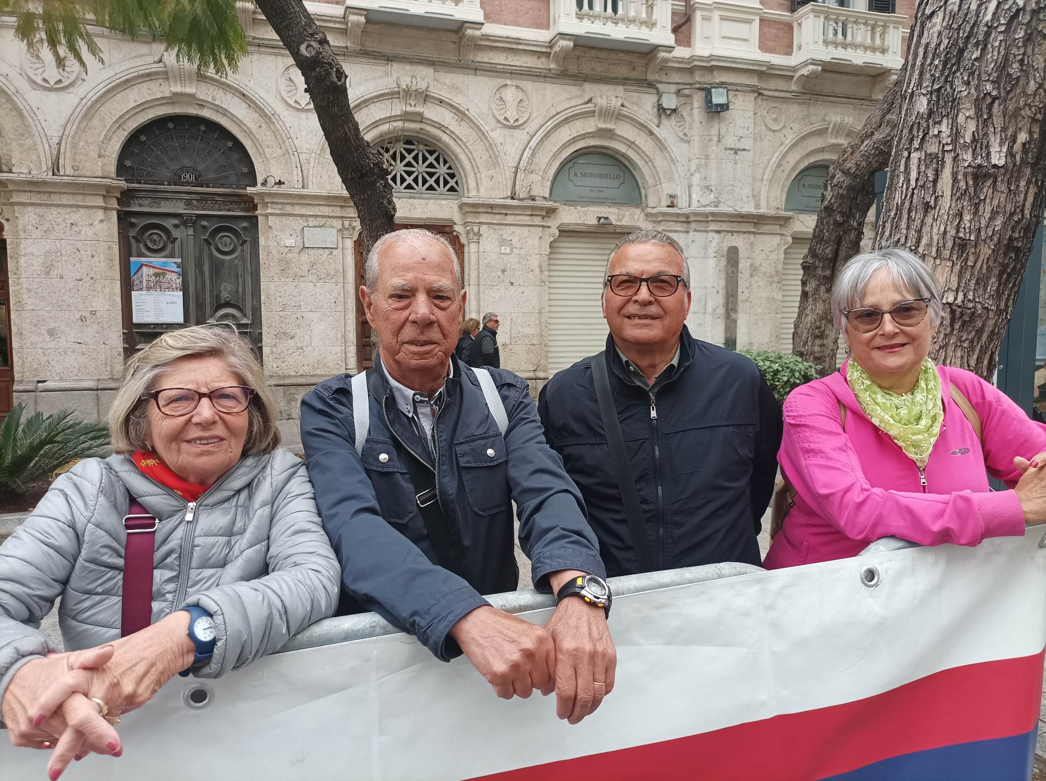 Cagliari, Efisio strega i turisti in giro per la Sardegna: “Bellezze e tuffi da Carloforte a Pula” (VIDEO)